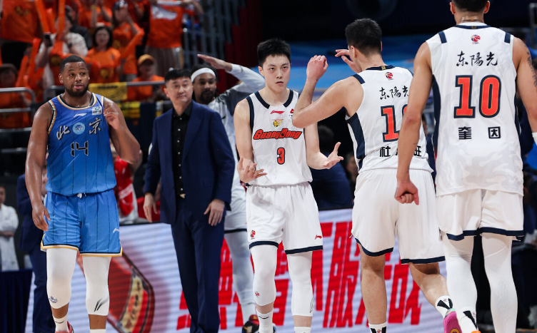 华体会体育登录入口-深夜两点！广东男篮发声总结出局赛季 球迷留言杜锋朱芳雨下课